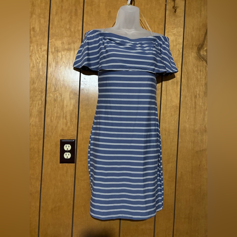 Cute form fitting dress.